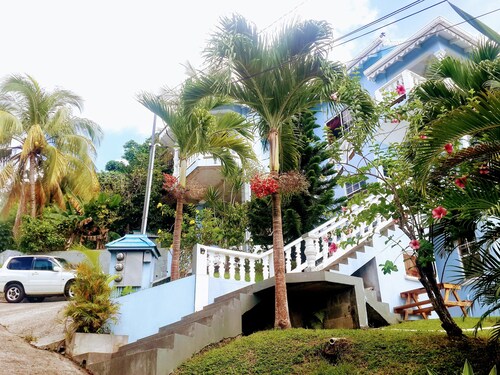 Passion Fruit Suite: Cozy Apartment with a view