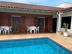 Outdoor dining - 4 suites, air conditioning, TV, internet, swimming pool, 150 meters from the beach! Pets allowed! (Guarujá)