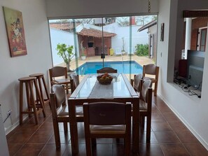 Dining - 4 suites, air conditioning, TV, internet, swimming pool, 150 meters from the beach! Pets allowed! (Guarujá)