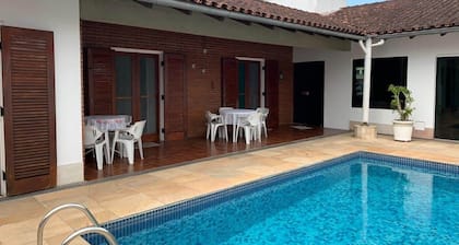 4 suites, air conditioning, TV, internet, swimming pool, 150 meters from the beach! Pets allowed!