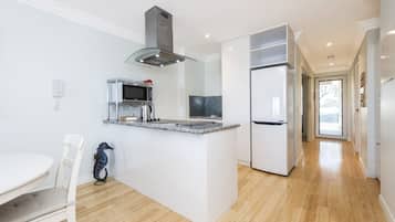 Jääkaappi, mikroaaltouuni, astianpesukone, kahvin-/teenkeitin