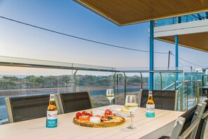 Outdoor dining - Ocean Surf - Luxury Beachside Accomodation (Lancelin)