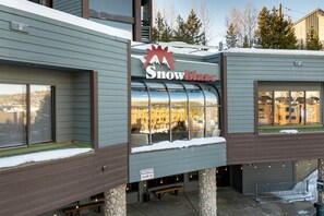 المنشأة من الخارج