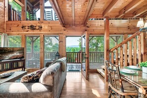 Smart-TV, Kamin, DVD-Player, Bücher