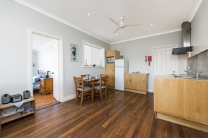 Frigorifero, microonde, lavastoviglie, tostapane