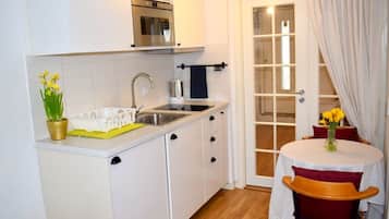 Geladeira, micro-ondas, cooktop, cafeteira/chaleira