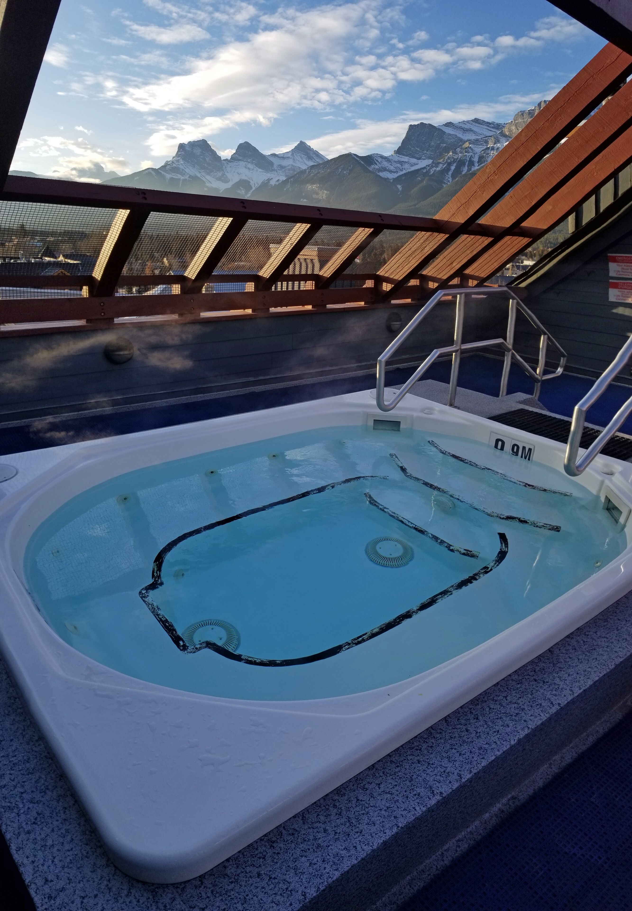 Ett bubbelbad med utsikt över bergen.