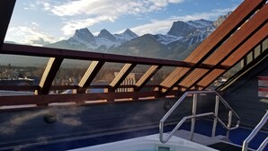 Un bain à remous avec vue sur les montagnes.