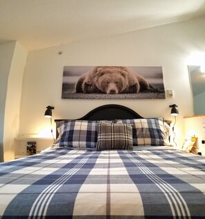 2 bedrooms, iron/ironing board, free WiFi, bed sheets - Mountain Views, Downtown Loft, Family Friendly, Walker's Paradise.  (Canmore)