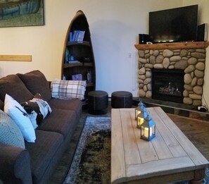 Smart TV, fireplace, video games, DVD player - Mountain Views, Downtown Loft, Family Friendly, Walker's Paradise.  (Canmore)