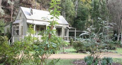 Shadybrook alpine cottage one bedroom No 3 in gardens adjoining the Ovens River