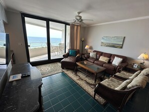 Living area - Gulf Front Condo with Stunning Views! (Pensacola)