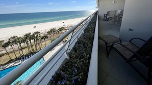 Ein Balkon mit Blick auf Strand und Pool.