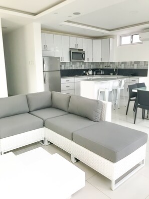 Smart TV, ping pong, stereo