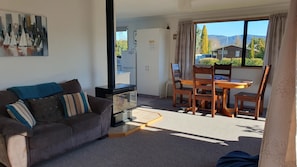 Smart TV, DVD player, books, stereo - SUNDAZE RISE -Welcome to a kiwi slice of heaven-Warm sunny 2 bed home (Te Anau)