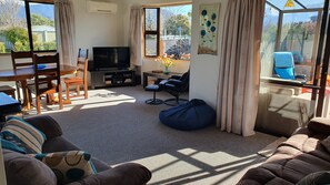 Smart TV, DVD player, books, stereo - SUNDAZE RISE -Welcome to a kiwi slice of heaven-Warm sunny 2 bed home (Te Anau)