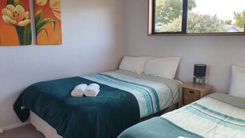 2 habitaciones, tabla de planchar con plancha y cuna de viaje