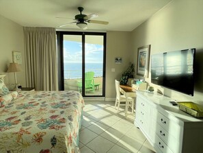 2 slaapkamers, pillowtop-bedden, een bureau, verduisterende gordijnen