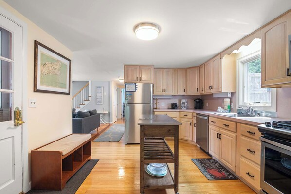 Kjøleskap, mikrobølgeovn, ovn og kokeplater