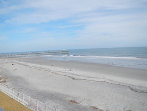 På stranden