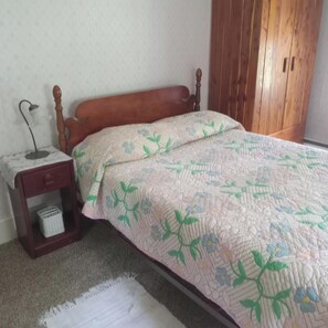 4 bedrooms, iron/ironing board, travel cot, WiFi - Peaceful Country Farmhouse Located in a Private Nature Setting (Elysburg)