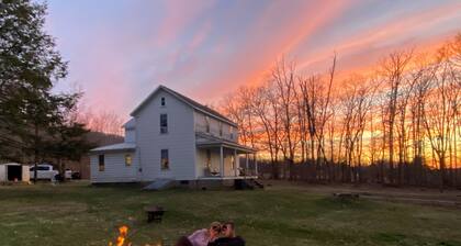 Peaceful Country Farmhouse Located in a Private Nature Setting