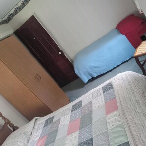 4 chambres, fer et planche à repasser, lit parapluie, Wi-Fi gratuit