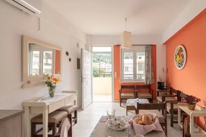 Dining - Cosy apt, stunning mountain view, 5 min to the beach (Stalida)