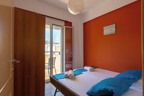 Une chambre d’hôtel avec un lit, une porte coulissante, une vue sur l’extérieur et un panneau fixé au mur.