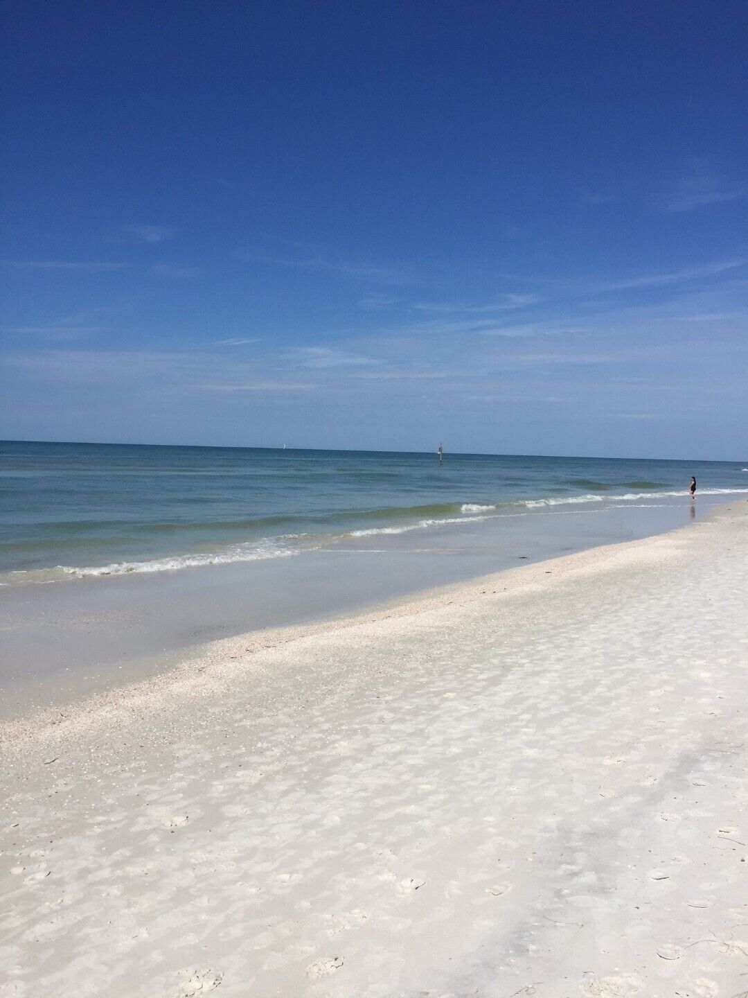 Nær stranden, solsenger, parasoller og strandhåndklær