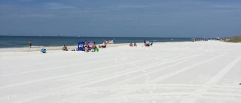 Vlak bij het strand, ligstoelen aan het strand, strandlakens