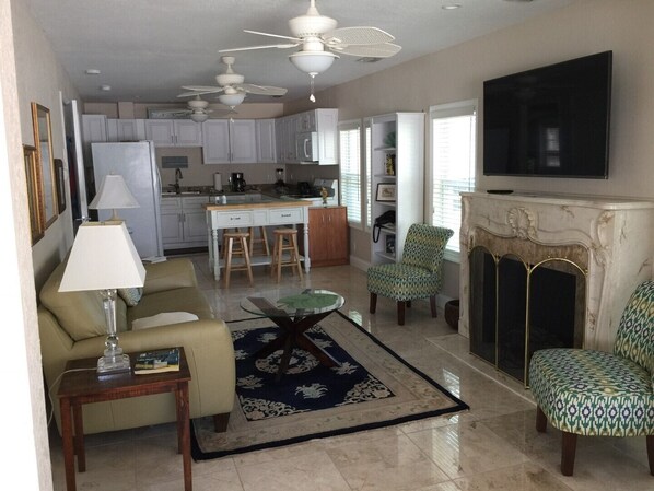 TV connectée, cheminée, Netflix, livres