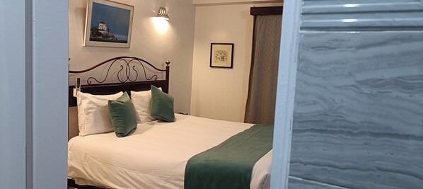 3 bedrooms, in-room safe, iron/ironing board, free WiFi