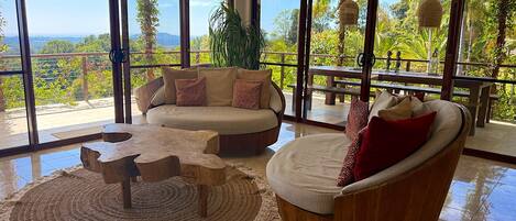 Smart-tv, een dvd-speler, boeken en een stereo