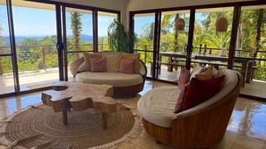 Smart-TV, DVD-Player, Bücher, Stereoanlage