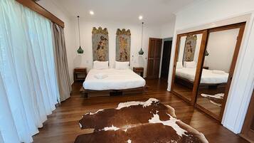 9 Schlafzimmer, Schreibtisch, Bügeleisen/Bügelbrett, Reisekinderbett