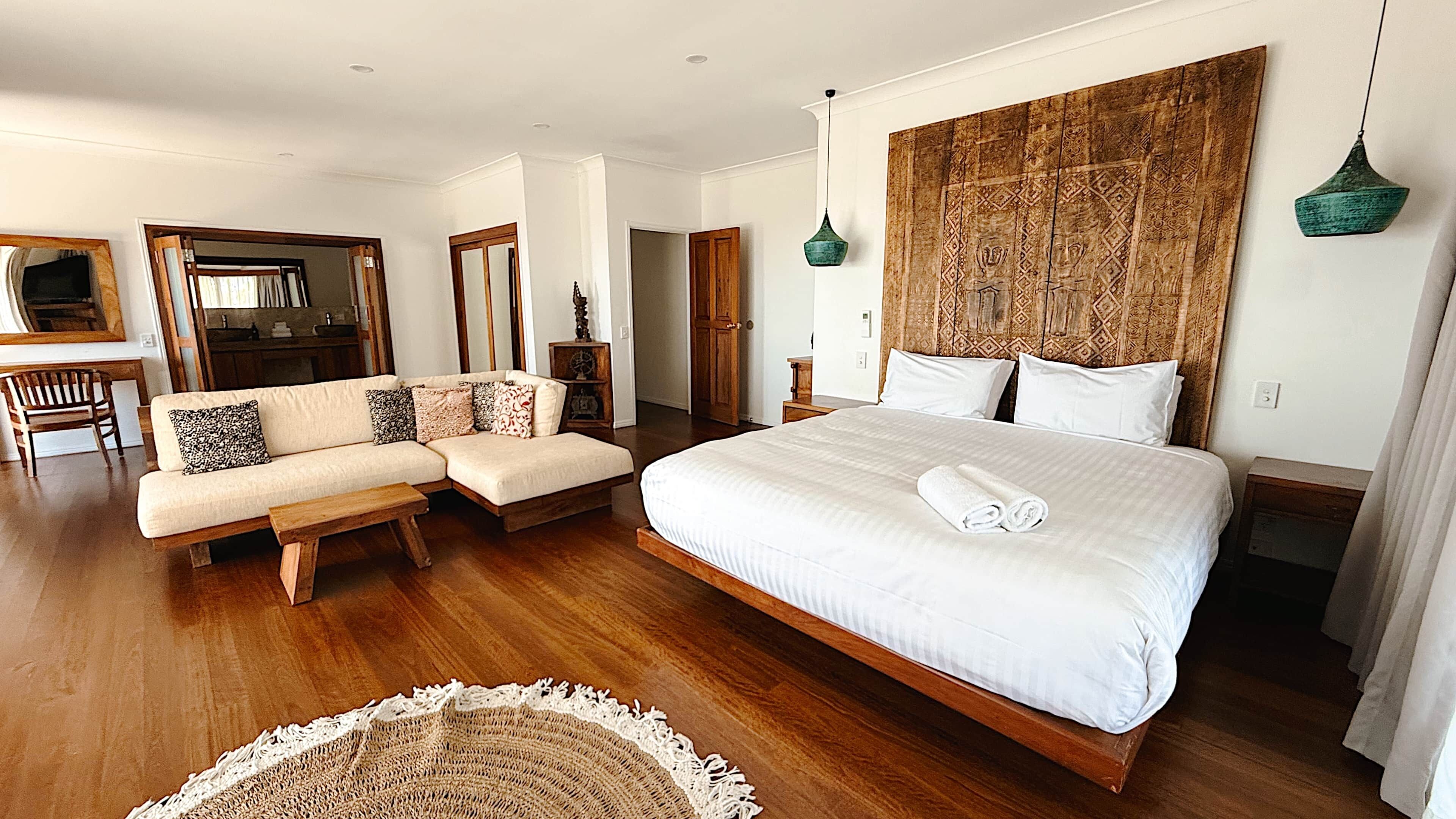 9 Schlafzimmer, Schreibtisch, Bügeleisen/Bügelbrett, Reisekinderbett