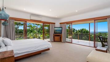 9 bedrooms, desk, iron/ironing board, travel cot