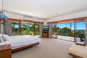 9 Schlafzimmer, Schreibtisch, Bügeleisen/Bügelbrett, Reisekinderbett