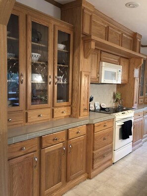 Kylskåp, mikrovågsugn, ugn och spishäll