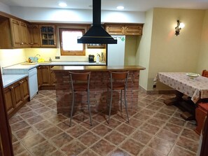 Jääkaappi, mikroaaltouuni, uuni, astianpesukone