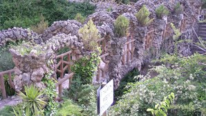 A rocky garden with a wooden bridge and a sign indicating a lost cat. - Charming house located in the Espinalbet area. (Castellar del Riu)