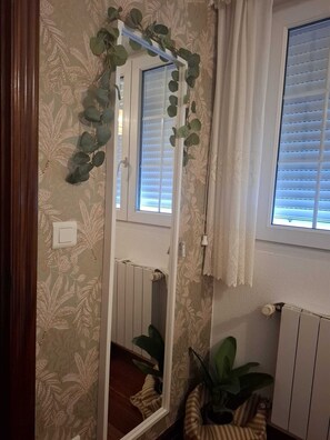 Duschwanne, Haartrockner, Bidet, Handtücher