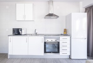 Een koelkast, een magnetron, een oven, een kookplaat