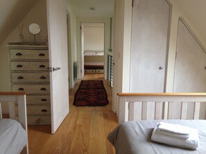 2 عدّة غرف نوم ومكواة/لوح كي وسرير سفر وواي فاي مجانًا