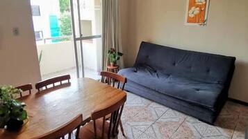 Apartamento standard, vista para a cidade | Área de estar | TV LED 32 polegadas com canais digitais, TV