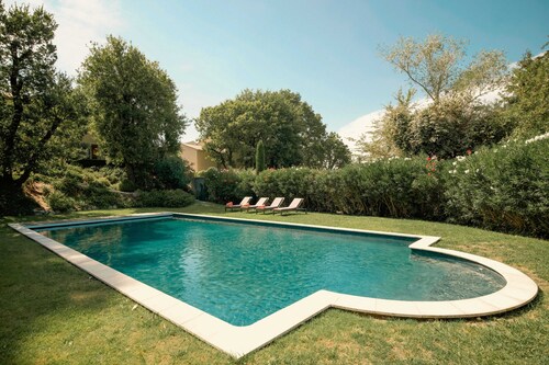 Opulent Villa with newly renovated heated pool. 5 minute drive to center