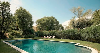 Opulent Villa with newly renovated heated pool. 5 minute drive to center