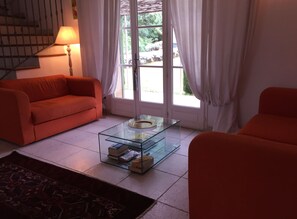 Télévision, lecteur de DVD, vidéothèque