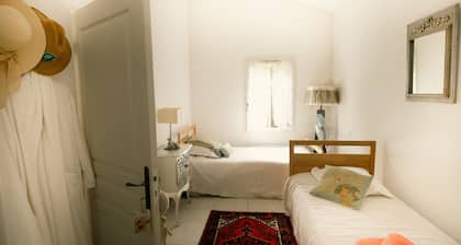 Opulent Villa with newly renovated heated pool. 5 minute drive to center